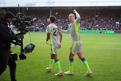 من قادر على إيقافه.. هالاند يخترق دفاع كريستال بالاس ويزور الشباك (فيديو)